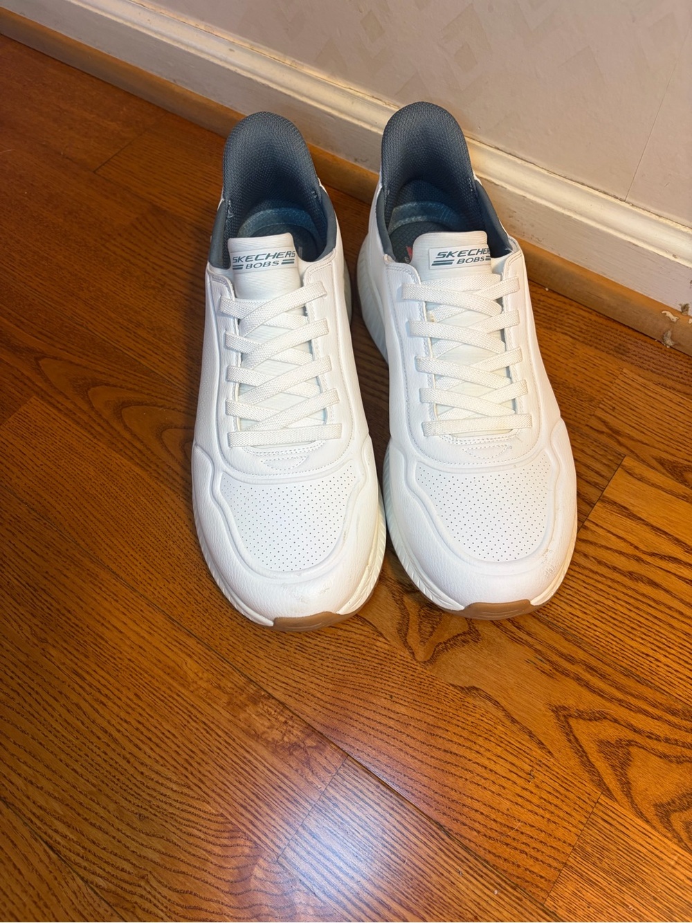 🤍Skechers Men's White Sz 10.5 Slip-In Sneakers with Gray Lining and Tan Bottoms🩶